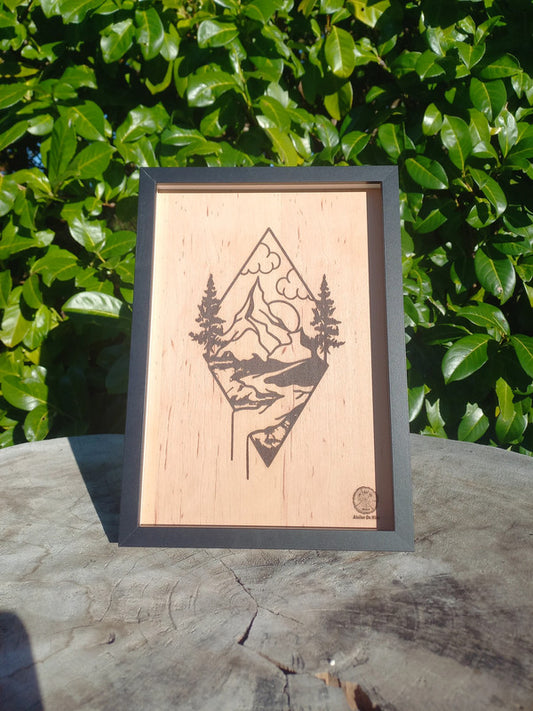 Cadre gravé sur bois, montagne, noir