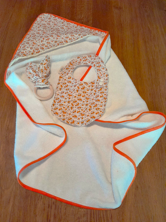 Ensemble cape de bain, anneau de dentition et bavoir